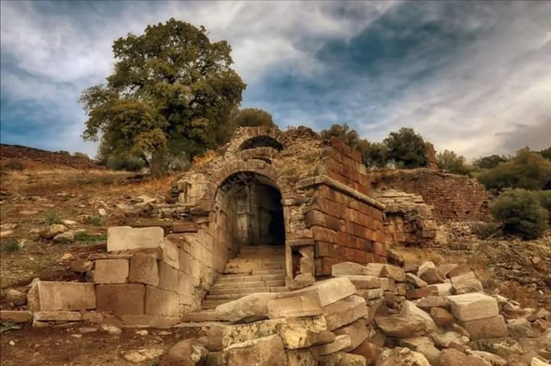 Aigai (Aiolis) Antik Kenti ve Agorası (Yuntdağı)