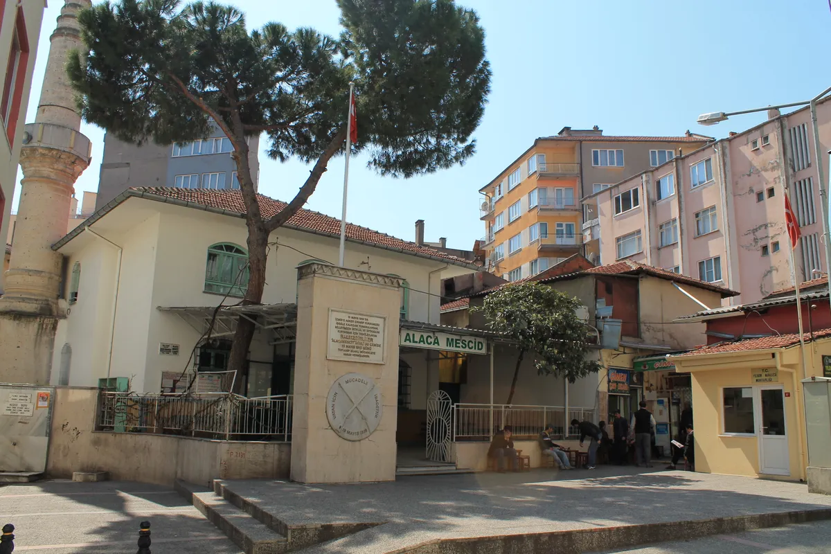 Alaca Mescit ve Kuvâ-yi Milliye Anıtı (1400'ler)