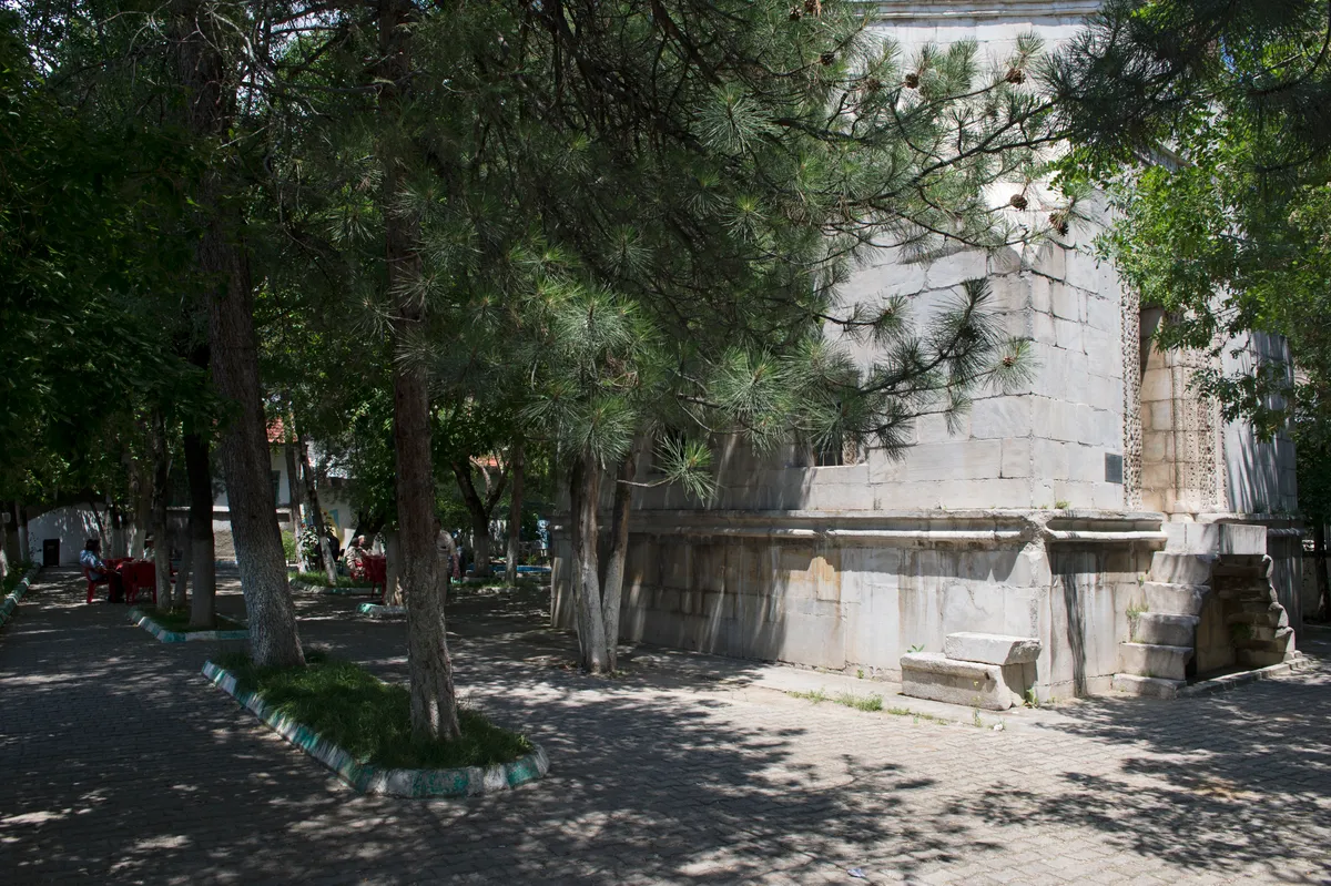 Alemşah Türbesi