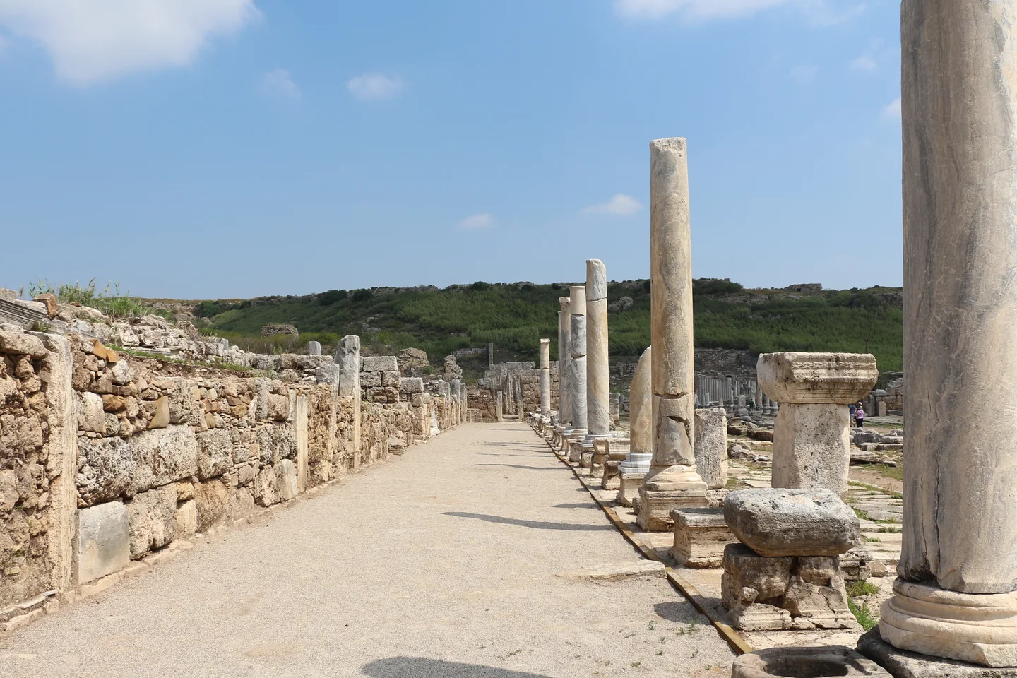 Perge Macellum ve Tören Caddesi Sütunlu Yolu