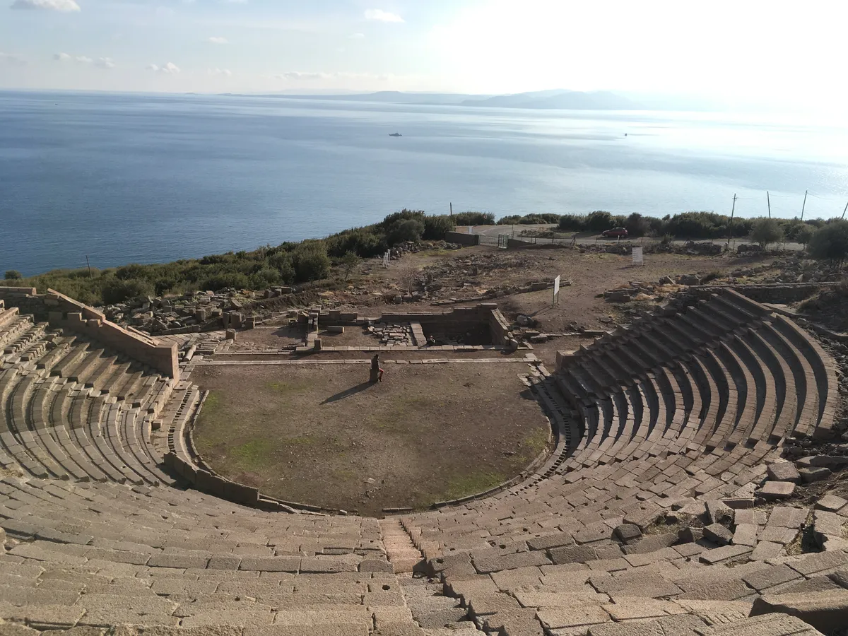 Assos Antik Kenti & Athena Tapınağı (Aristoteles Felsefe Okulu - Behramkale Akropolü 236m)