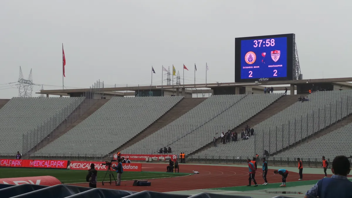 Atatürk Olimpiyat Stadyumu ve Spor Kompleksi (77.000)