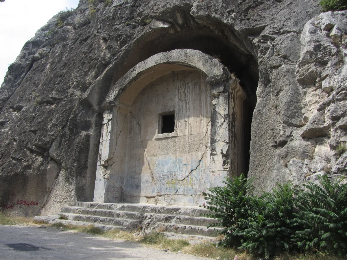 Aynalı Mağara (Rahip Tes Kaya Mezarı) - Amasya Merkez