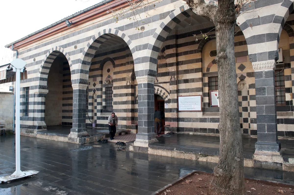 Kırkağaç'ta Alışveriş Rehberi: Kavun Kokulu Çarşıların Kalbi