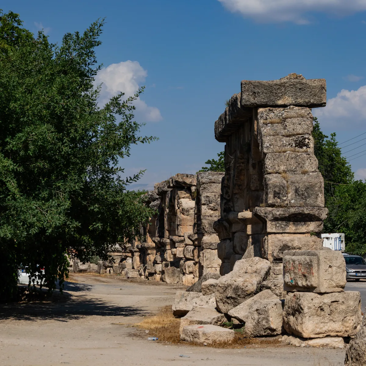 Basmakçı Köyü Roma Kaya Mezarları ve Kalıntıları