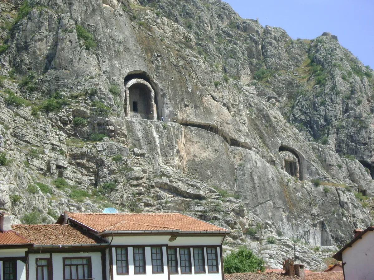 Bayırlı (Argoma) Kalesi ve Antik Kaya Mezarları - Amasya Suluova
