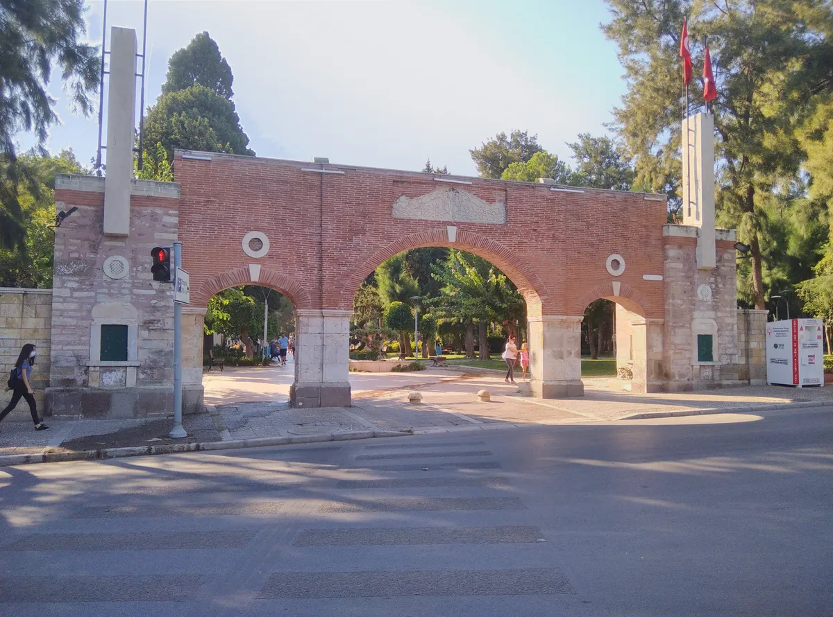 Bornova Büyük Park ve Ayfer Feray Açıkhava Tiyatrosu