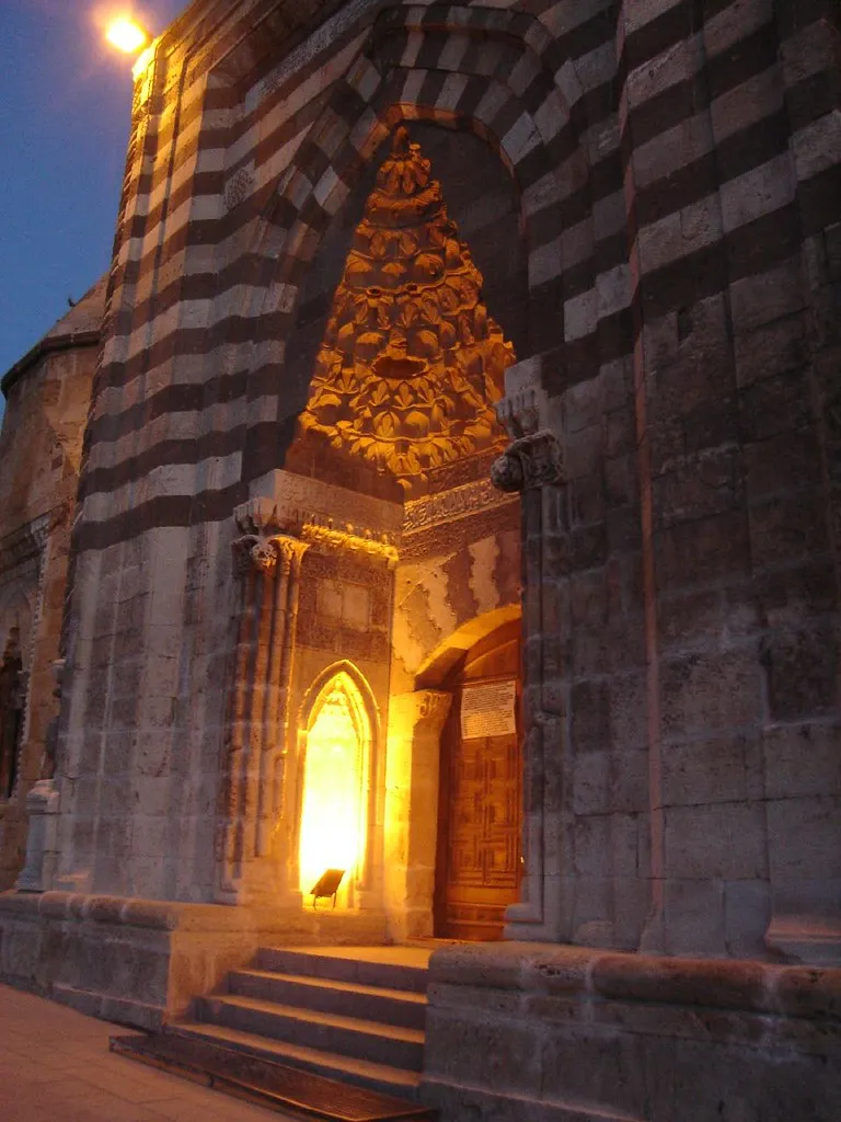 Cacabey Gökbilim Medresesi ve Camii (1272 Cacaoğlu Nureddin - Dünyanın İlk Rasathanesi)