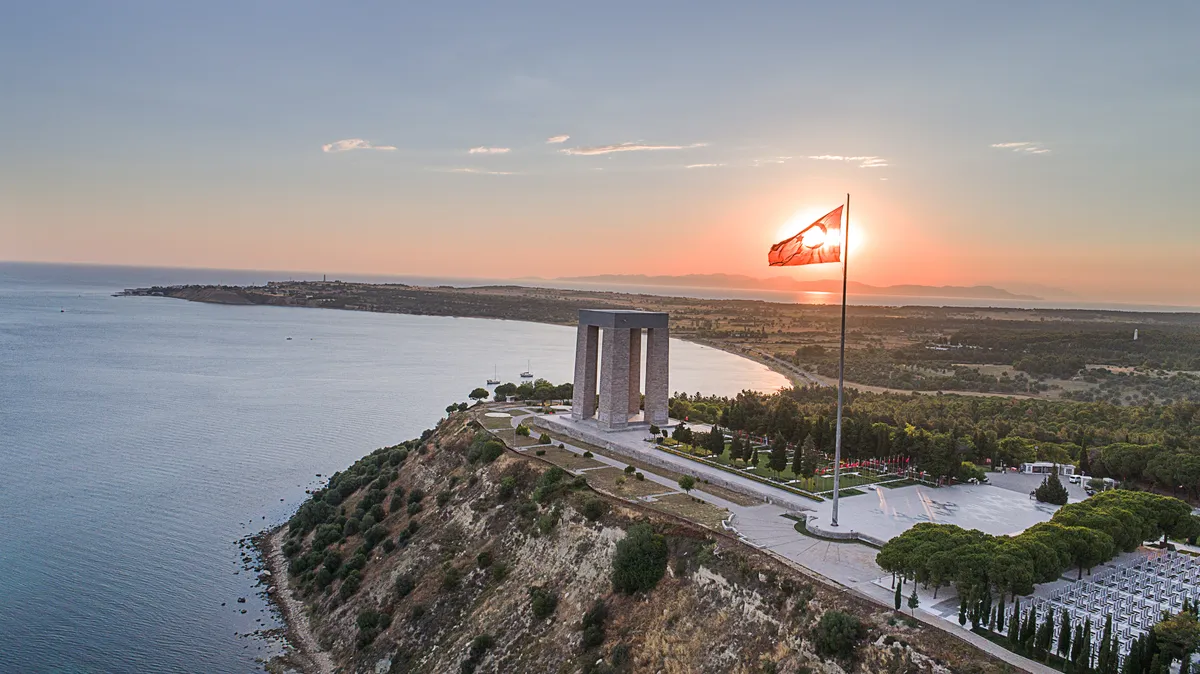 Çanakkale Şehitler Abidesi (Tüm Şehitlerimiz Adına Yükselen 4 Ayaklı 41.7 Metrelik Anıt) - Çanakkale Eceabat
