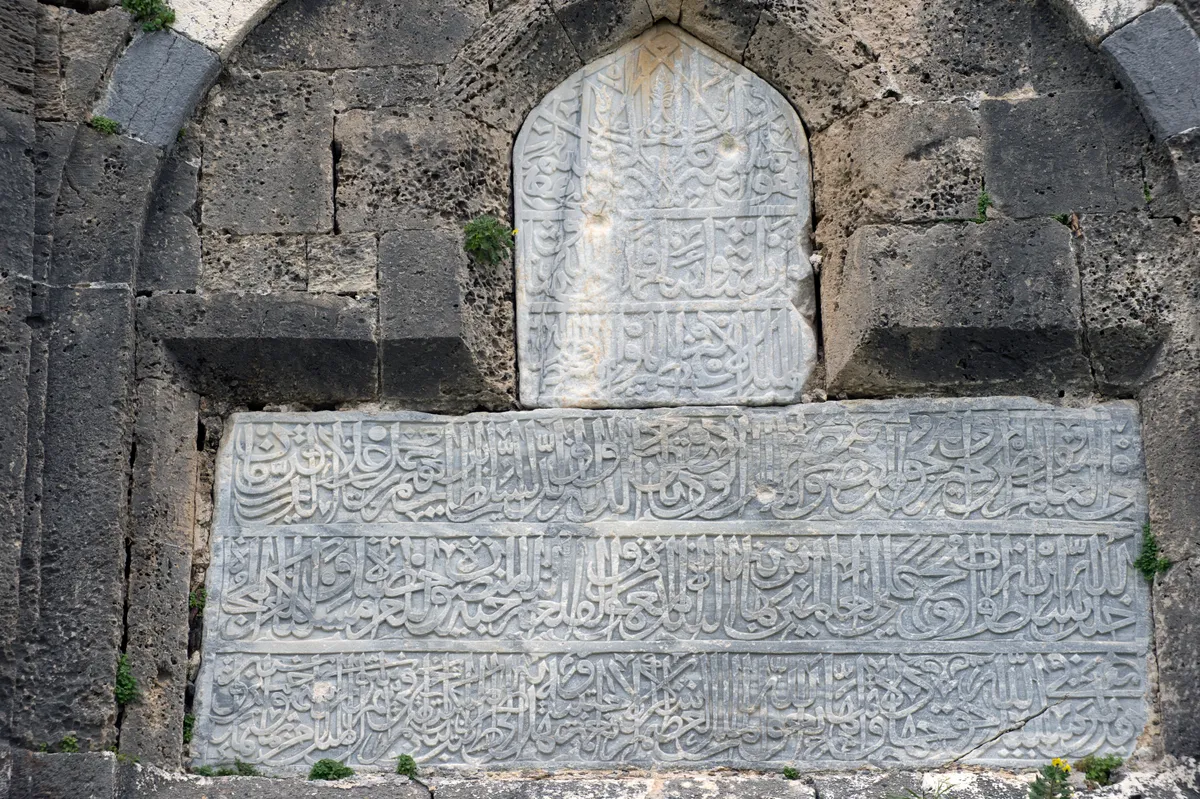 Çardaklı Beldesi Kalesi ve Tarihi Kaya Odaları