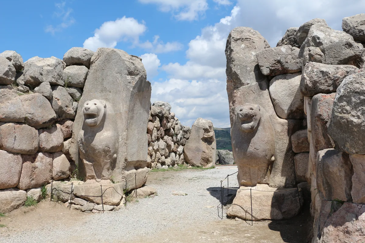 Guía de viaje de Hattusa: Capital del Imperio Hitita, Puerta de los Leones, Túnel Yerkapi y Leblebi de Corum (2026)