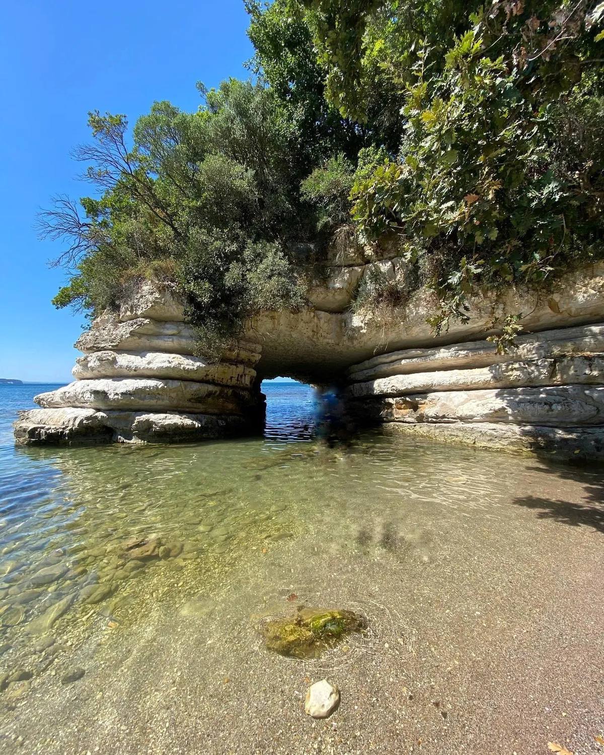 Çeşme Delikli Koy Beyaz Kireçtaşı Falezleri
