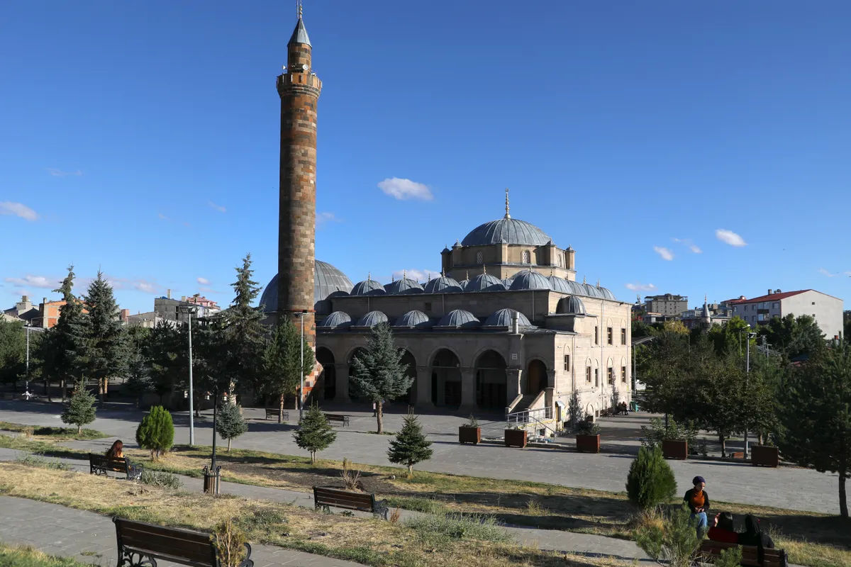 Ebu'l Hasan Harakani Türbesi ve Külliyesi (Evliya Camii) - Kars Merkez