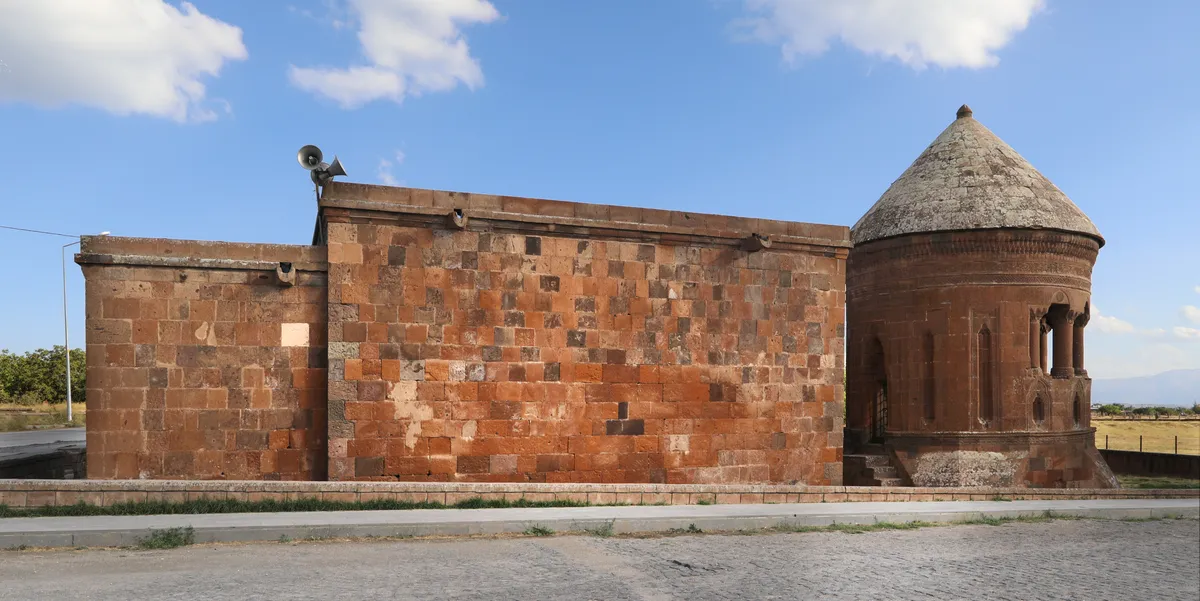 Emir Bayındır Kümbeti & Camii (M.S. 1481 Akkoyunlu - Parmaklıklı Kümbet)