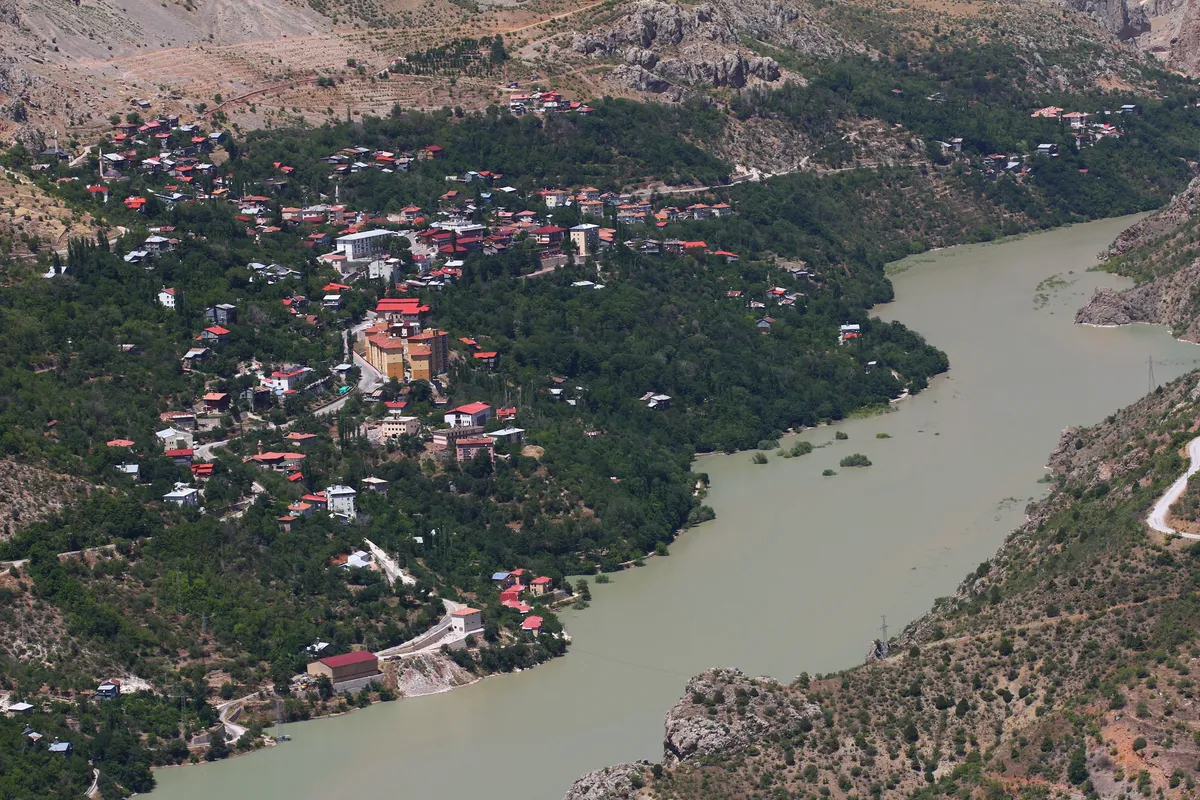 Tarihi Sırataşlar Kalesi ve Kaya Yerleşimi