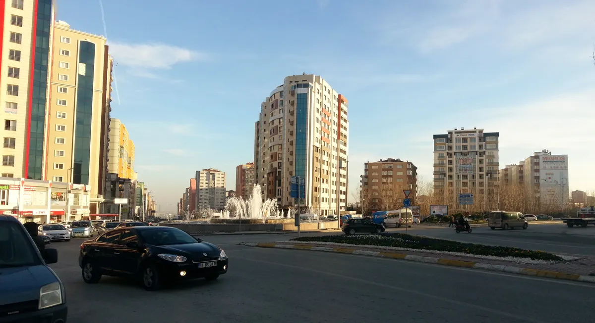 Esenyurt Cumhuriyet Meydanı ve Tarihi Serhan Çeşmesi - İstanbul Esenyurt