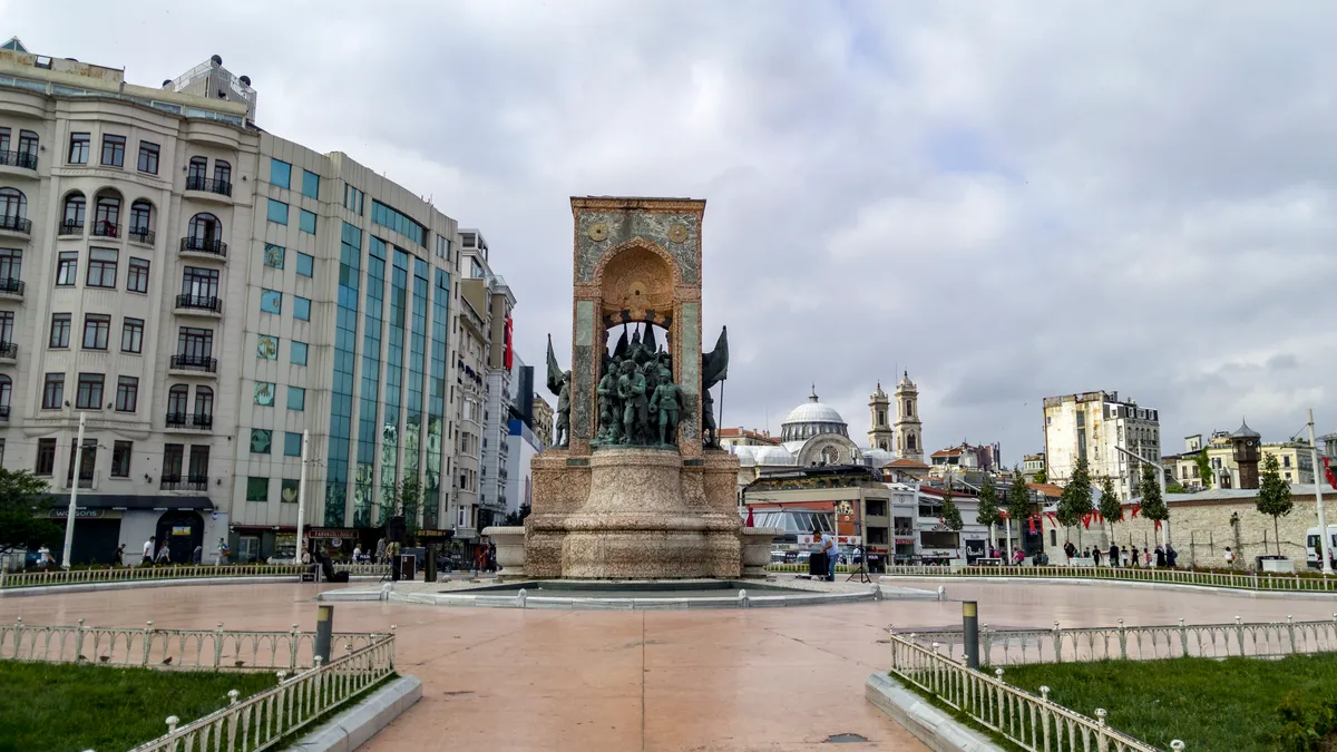Feqiyê Teyran Türbesi ve Kültür Meydanı - Van Bahçesaray