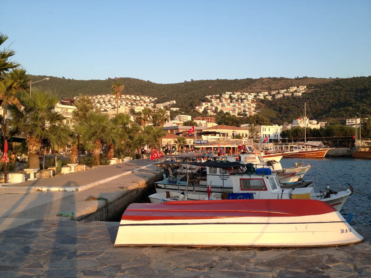 Güllük Sahili ve Balıkçı Limanı