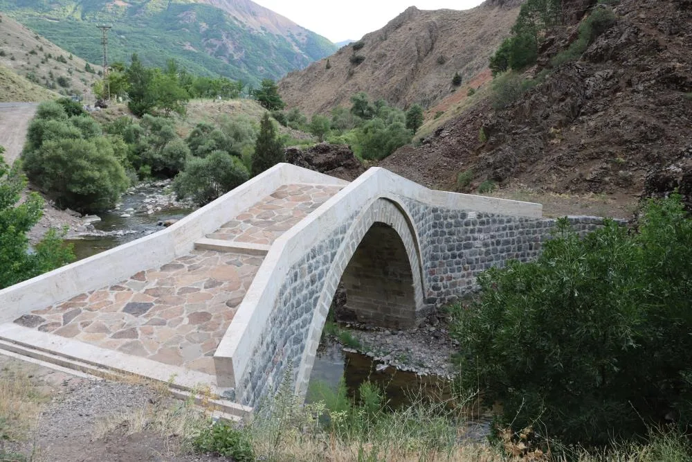 Hatun Tarihi Taş Kemer Köprüsü
