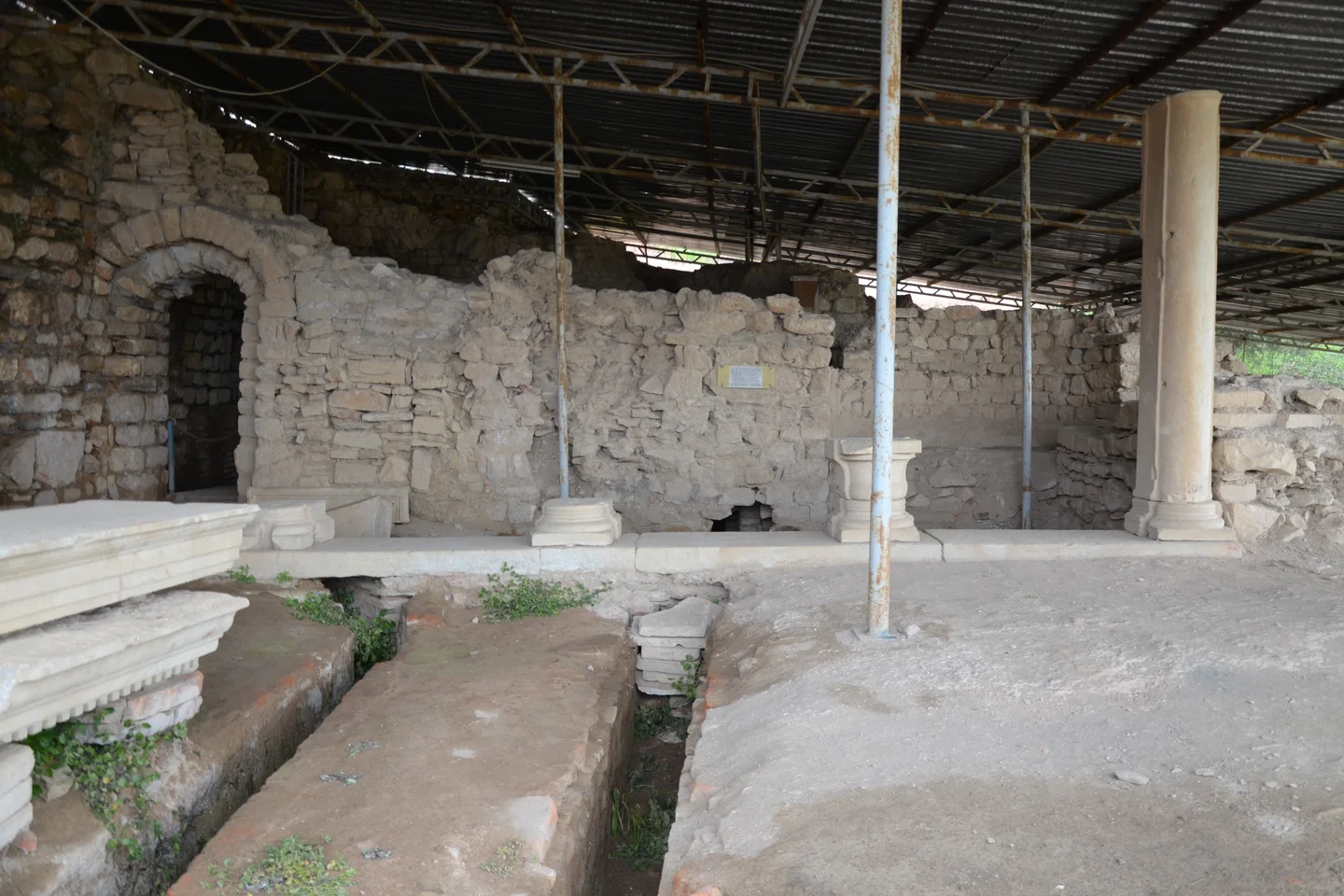 Metropolis Akropolü ve Mermer Tiyatro Seyir Terası