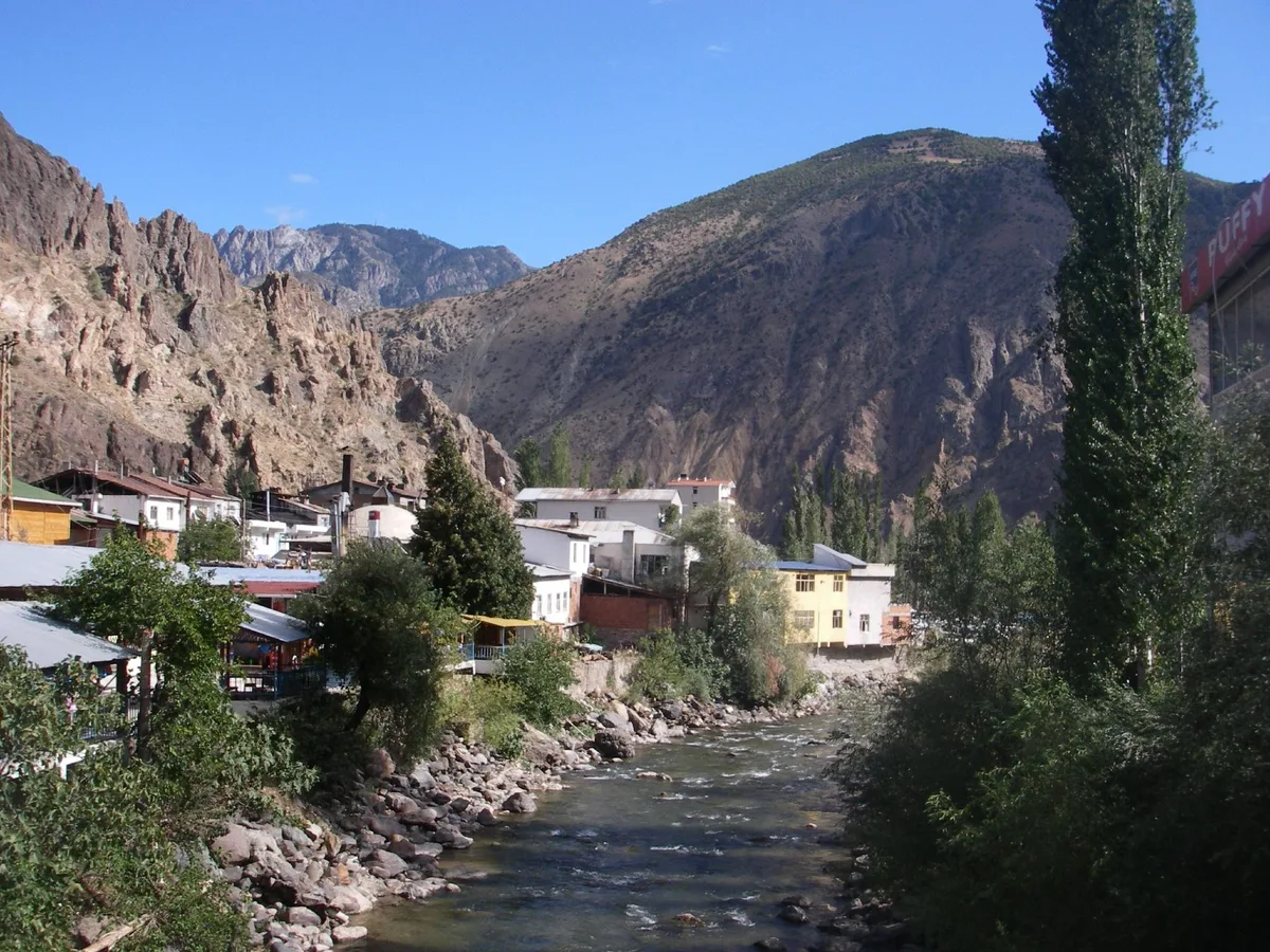 Yusufeli'de 2026 Yılının En Güzel Plajları, Masmavi Koyları ve Yüzme Noktaları (Artvin Gezi Rehberi)