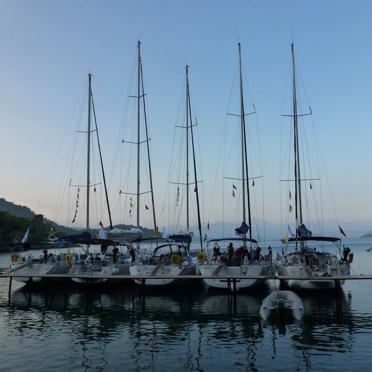 Kleine Sarsala Bucht Holzsteg kristallklares Wasser und festgemachte Segelboote Mugla