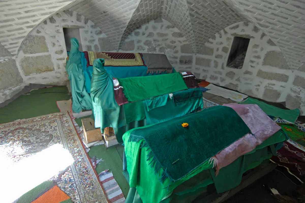 Mansur Baba Türbesi & Yatırı
