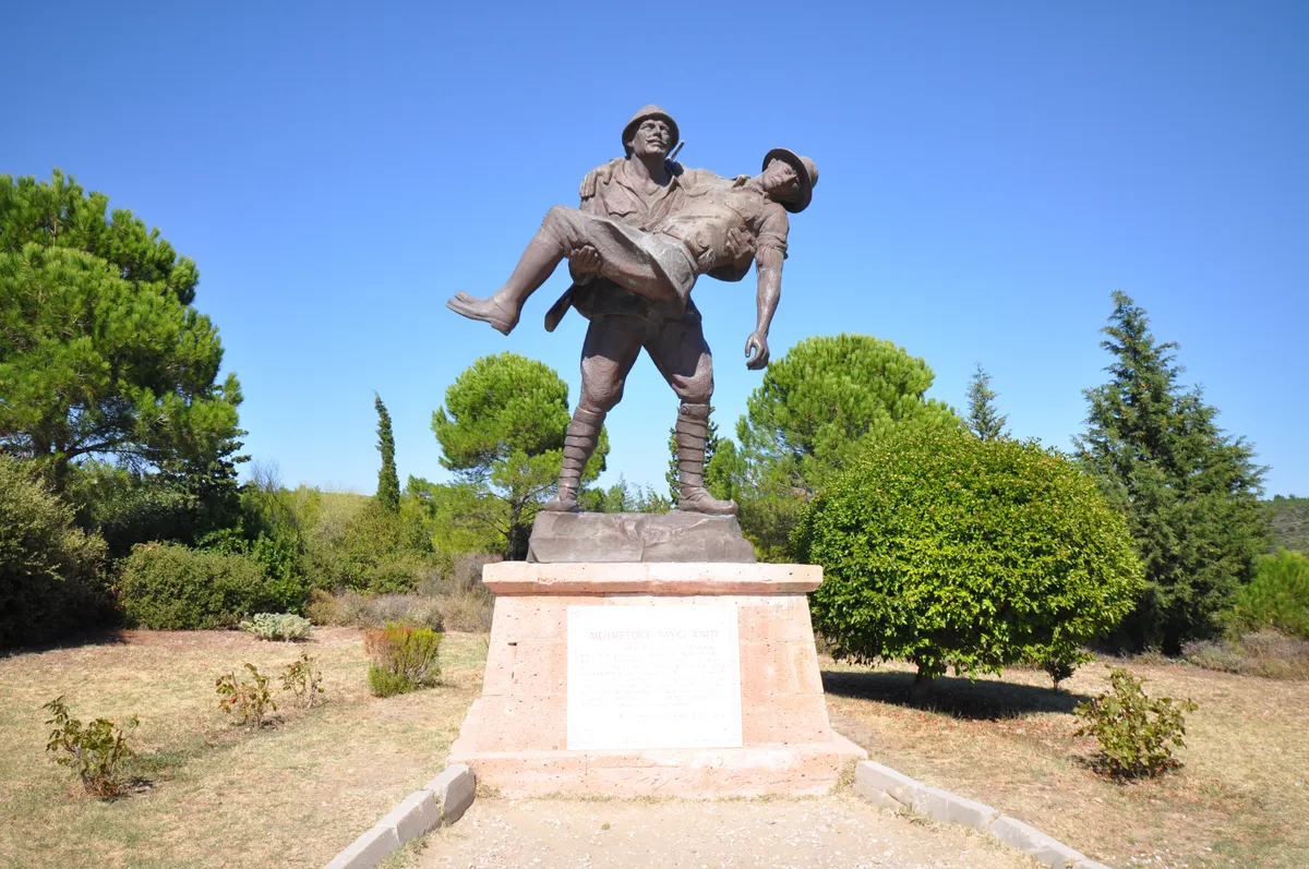 Mehmetçiğe Saygı Anıtı (Kabatepe Yolu) - Çanakkale Eceabat