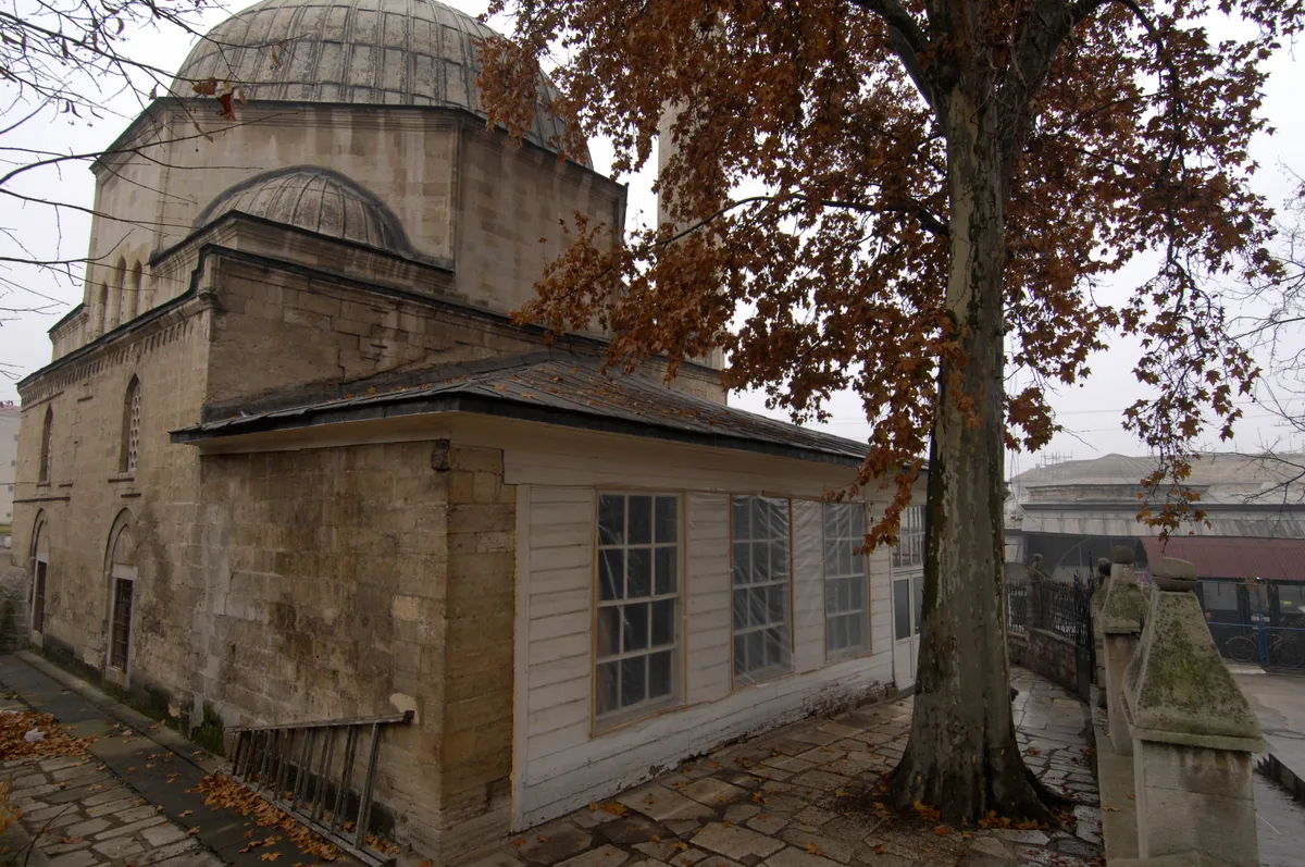 Mordoğan Tarihi Ayşe Kadın Camii (14. Yüzyıl - Çarkıfelek ve Nergis Çinileri)