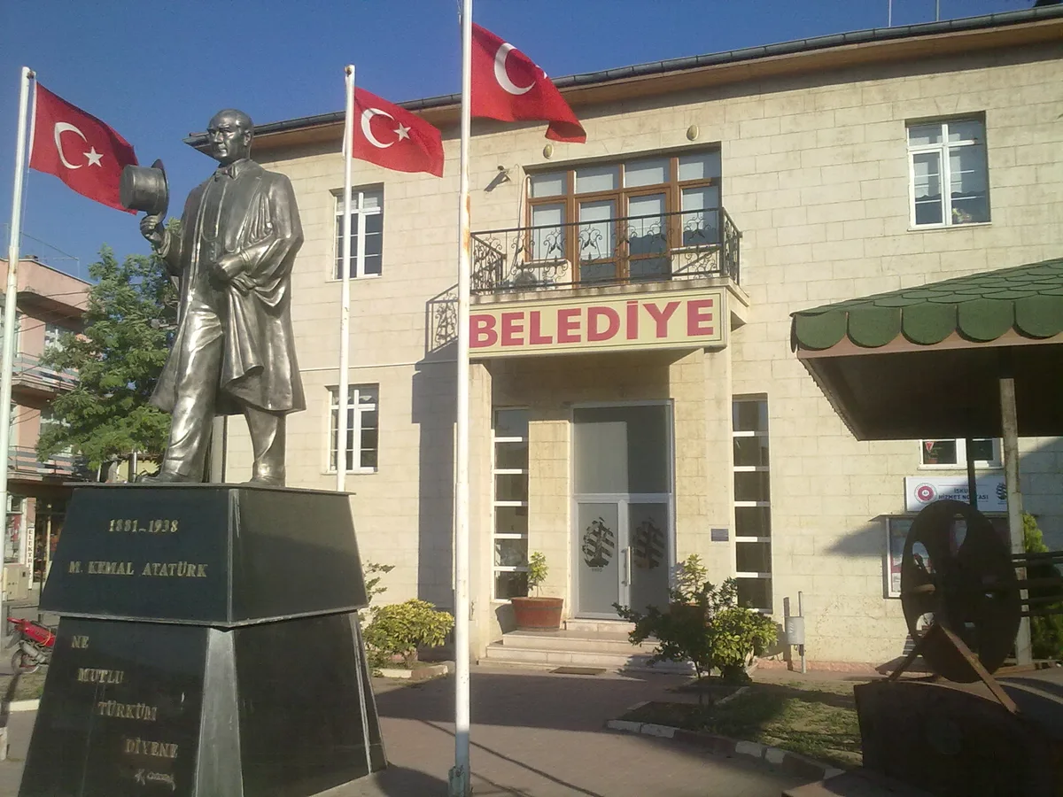 Orhanlar Göleti ve Çam Ormanları Kamp Alanı