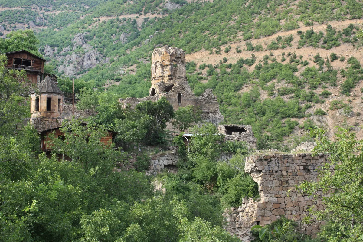 Porta Manastırı & Tarihi Kilisesi (Pırnallı Köyü)
