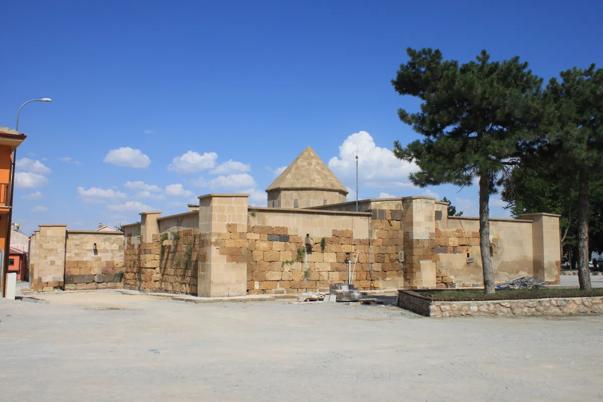 Sahipata Kervansarayı (İshaklı Hanı - 1249)