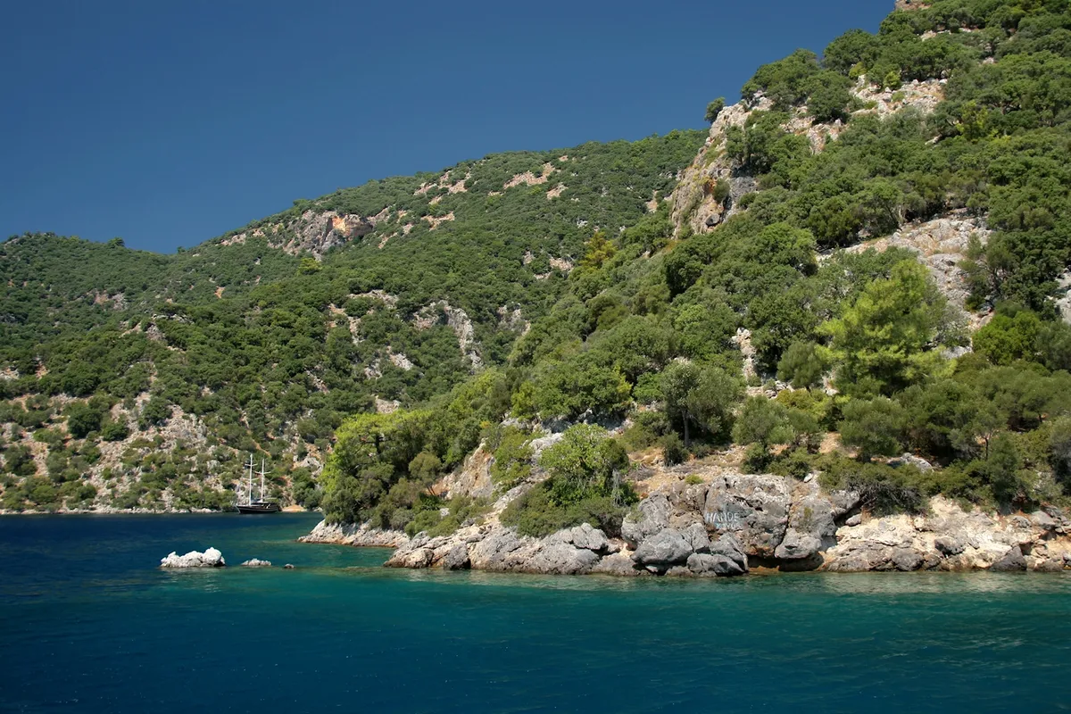 Guía del Crucero Azul por las 12 Islas de Göcek (2026): Mejores Calas, Alquiler de Barcos y Rutas