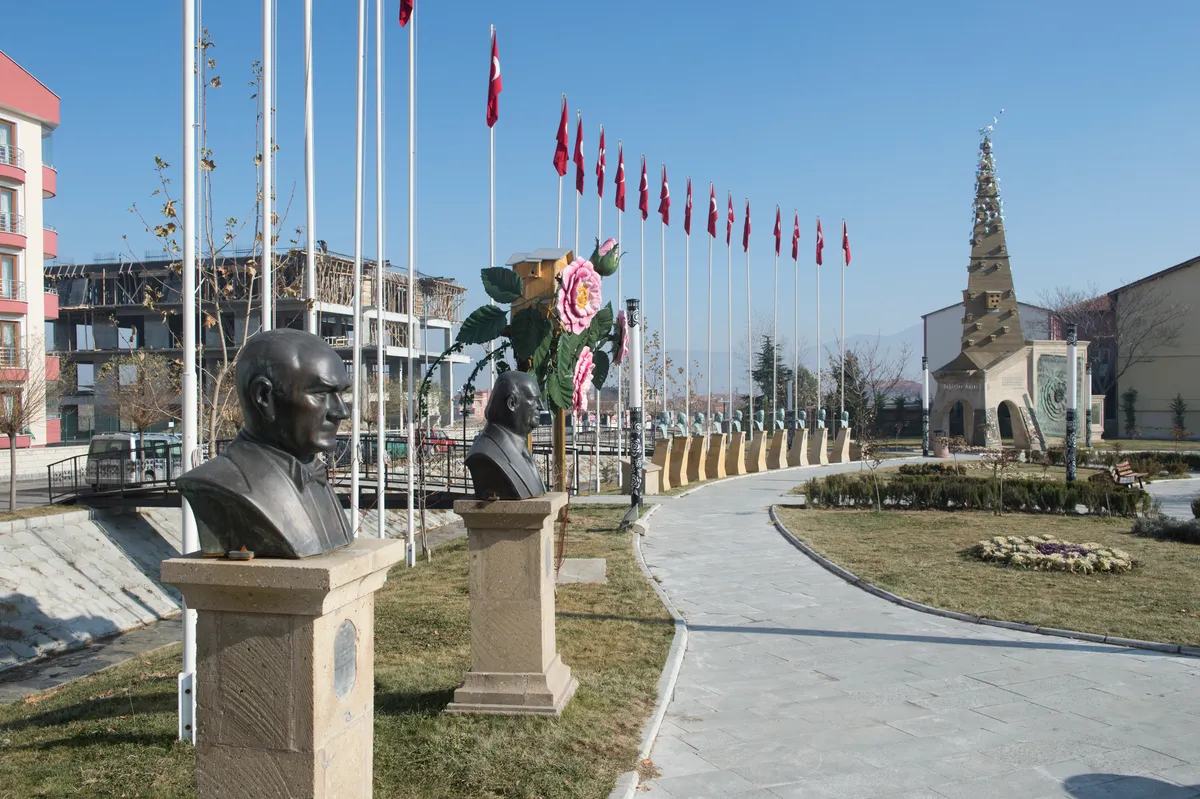 Şehitler Parkı ve Anıt Meydanı (Çayırova)