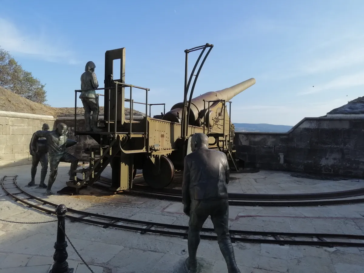 Seyit Onbaşı Anıtı & Rumeli Mecidiye Tabyası (276 Kg Mermiyi Sırtlayan Kahraman) - Çanakkale Eceabat