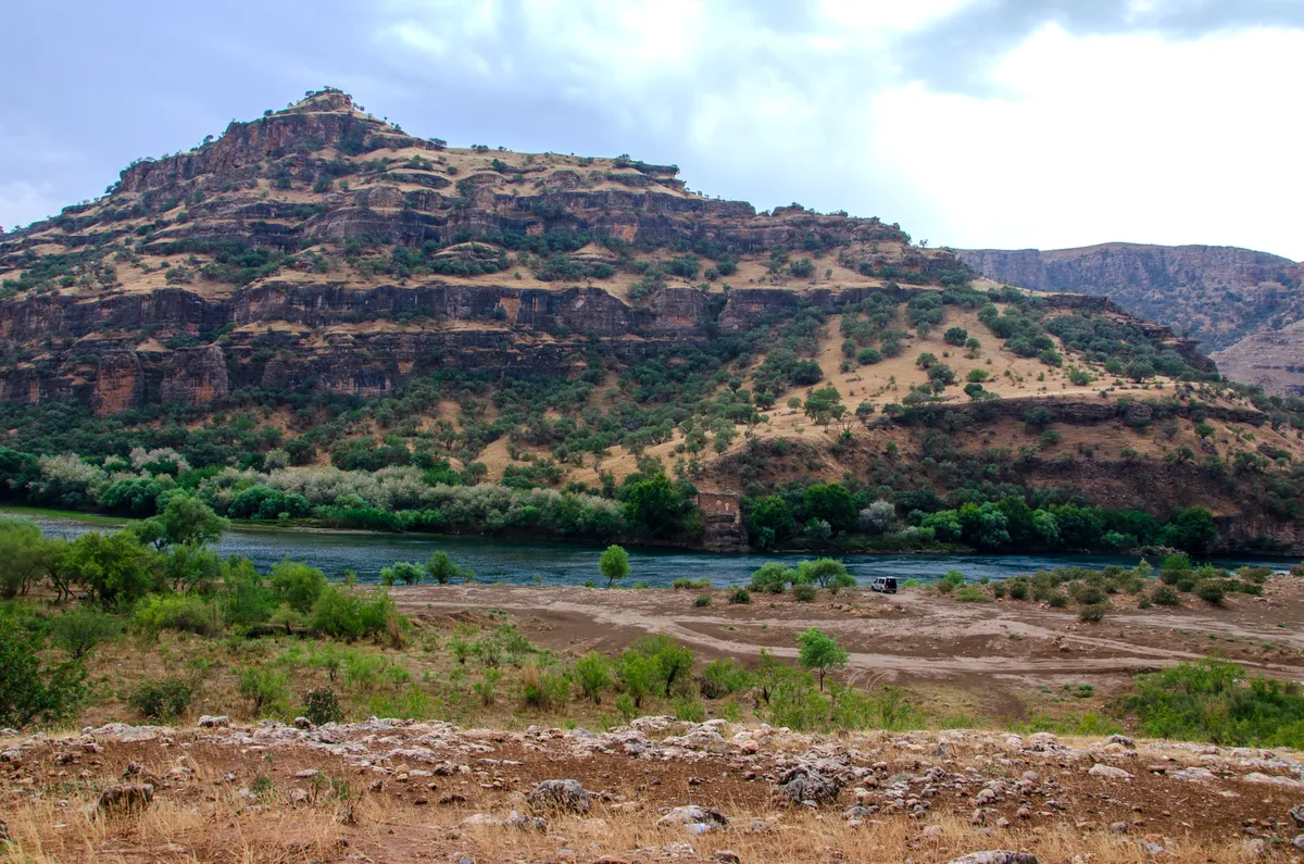 Tarihi Aladino Kasrı ve Dicle Nehir Kıyısı