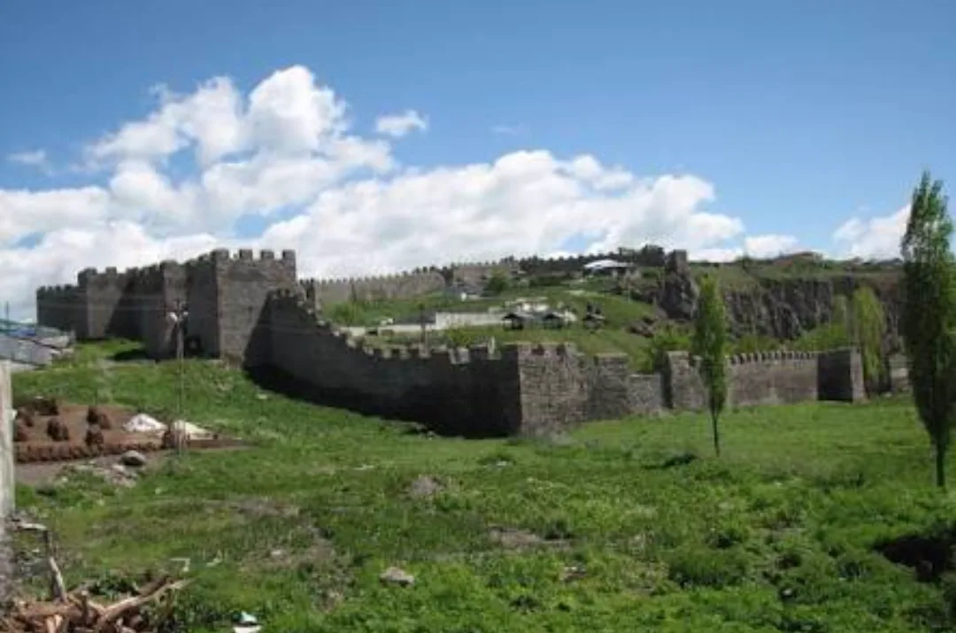Tarihi Ardahan Kalesi ve Kura Nehri Kıyı Gezinti Yolu