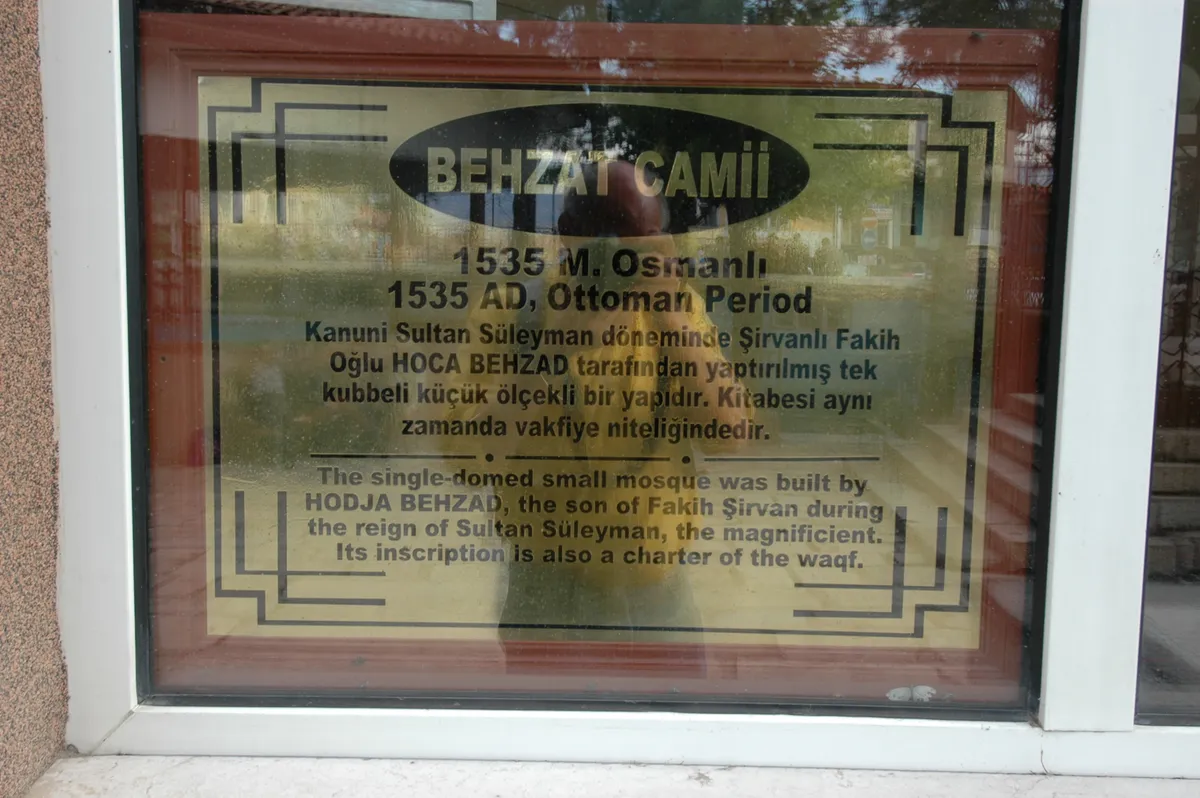 Tarihi Behzat Camii ve Saat Kulesi Meydanı