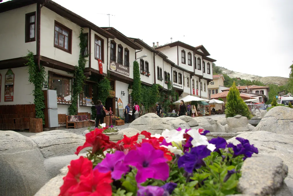 Ankara Beypazarı'nda Plaj Keyfi Yerine Serin Sulara Yolculuk: Göletler, Barajlar ve Doğal Havuzlar Rehberi