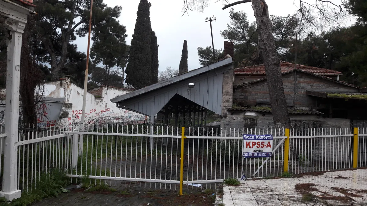 Tarihi Buca Tren İstasyonu ve Çınaraltı Parkı (1872)