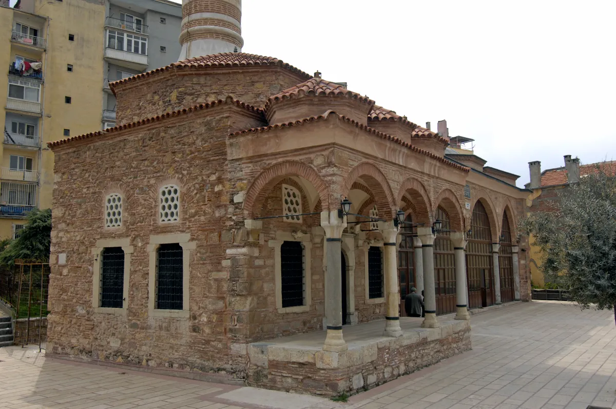 Tarihi Çeşnigir Camii ve Kütüphanesi (1474)