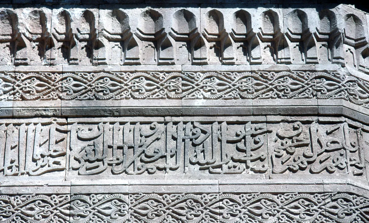 Tarihi Halime Hatun Kümbeti ve Selçuklu Mezarlığı - Van Gevaş