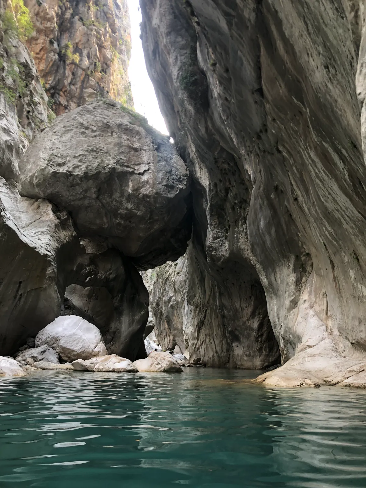 Kemer'de 2026 En İyi Kamp Alanları, Karavan Rotaları ve Çadır Noktaları (Burdur Gezi Rehberi)
