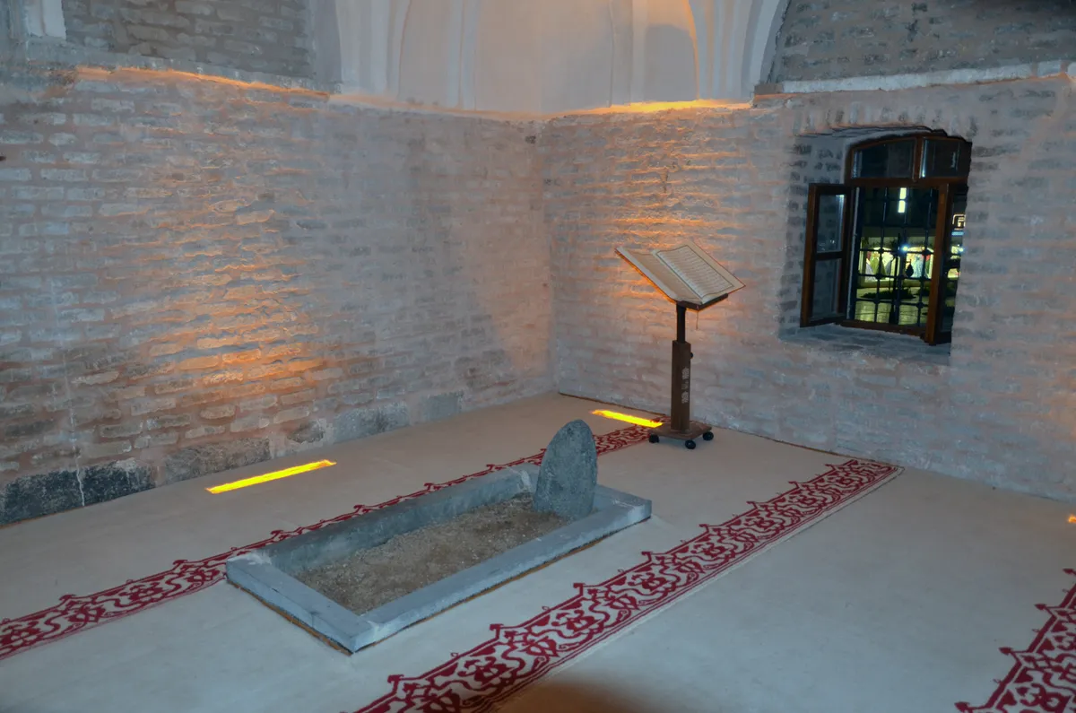 Tarihi Kırmızı Medrese (Medreseya Sor)