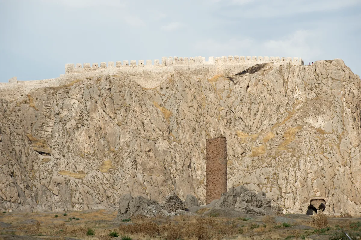 Tarihi Kızıl Minareli Cami ve Kümbeti