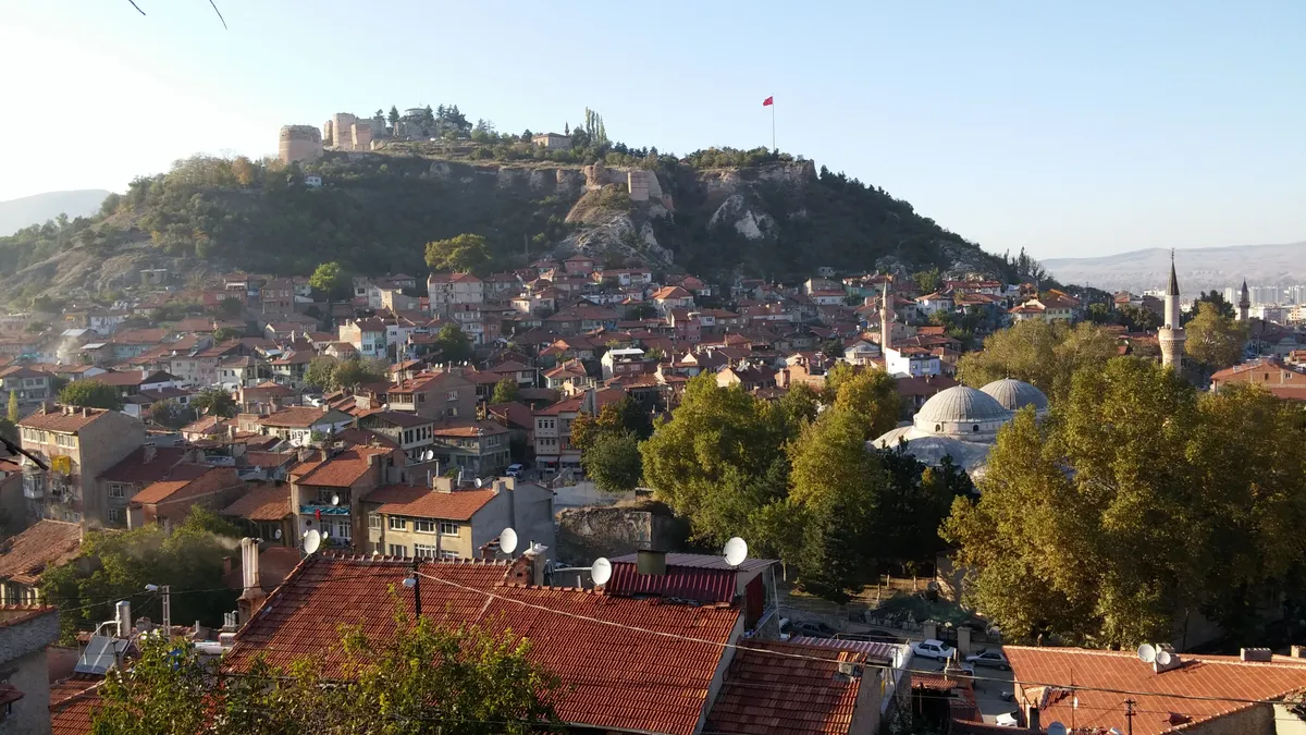 Kütahya Merkez'de Alışveriş ve Çarşılar: Geçmişten Günümüze Bir Lezzet ve Sanat Yolculuğu