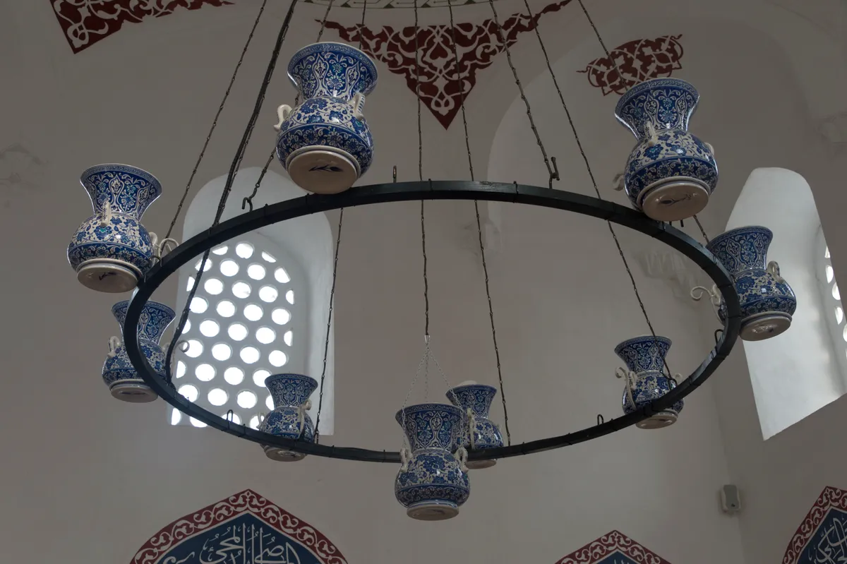 İstanbul Zeytinburnu'nun Kutsal Mirası: Camiler ve Kiliseler Rehberi