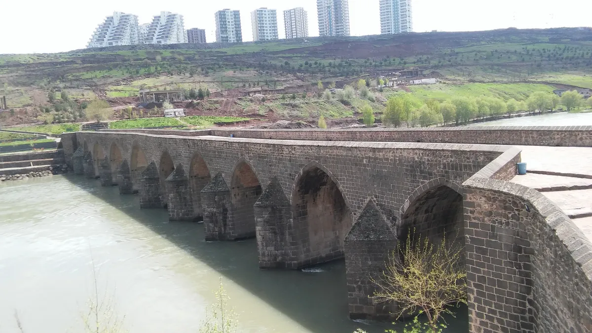 Tarihi On Gözlü Köprü