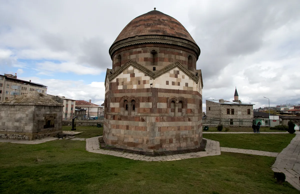 Tarihi Sarı Saltuk Türbesi