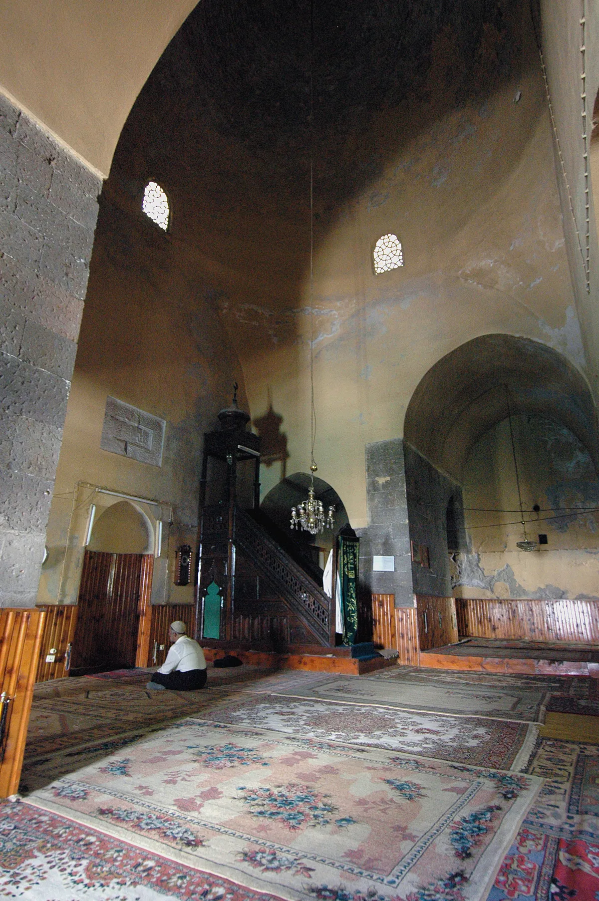 Tarihi Şerefiye Külliyesi & Camii (M.S. 1529 IV. Şerefhan)